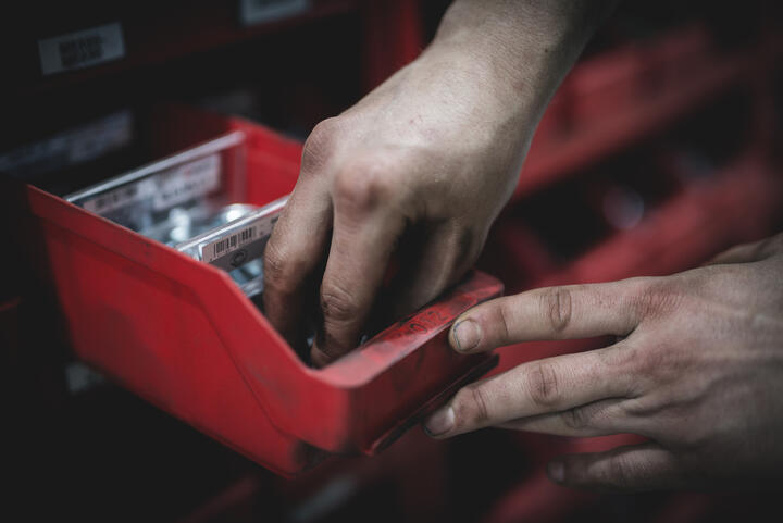 AVDELING OSLO hender som søker i en skuff med skruer.