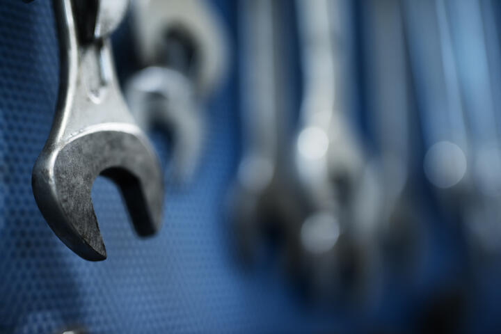 Avdeling Sandnes skrutrekkere som henger på en rekk på LVD sine verksted